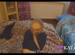 امرأة سمراء صغيرة تمتص قضيبًا كبيرًا ضخمًا أثناء وجودها في غرفة المعيشة