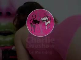 تشارلي شين يواجه جلسة جنسية وحشية مع فتاتين ، على الرغم من أنه ليس مثلية