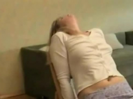 امرأة روسية تمارس الجنس في غرفة فندق لا تعلم بوجود كاميرا خفية هناك