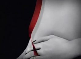 يلبس صوفيا علما قناع اللاتكس أثناء الحصول على مارس الجنس في الحمار ويئر في حين كومينغ.