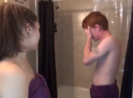 امرأة سمراء مثير مع كبير الثدي تتناول حمام مريح لأول مرة على الإطلاق.