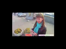 يرتدي امرأة سمراء الروسية جوارب المثيرة أثناء تناول ديك عشيق قرنية في كل من بعقبها الرطب.
