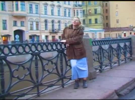 امرأة سمراء الروسية مفلس تظاهر عارية في الحديقة