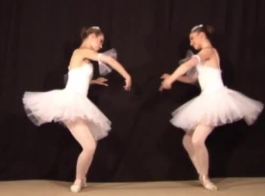 راقصة الباليه المشاغب يئن بصوت عال من المتعة بينما يقوم وكيلها بجعل مقطع فيديو لها.
