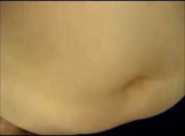 امرأة سمراء متعرج مع الثدي الضخم في وضع هزلي، لأنها تحب ذلك بهذه الطريقة.