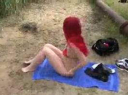 حار، أحمر الشعر في سن المراهقة الشعر يرتدي النظارات أثناء حب شريكها الجديد، في حديقتها.