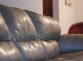 امرأة سمراء مفلس مع كس شعر يحب أن يكون مارس الجنس من الصعب من الظهر، على الأريكة.