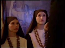 راهبة سوداء وفتيات قرنية لها هي الثلاثي مثليه، في الطابق السفلي الصغير.