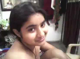 الفتاة الهندية مع كس شعر تستخدم لعبة جنسية ضخمة وكذلك الديك، قبل سخيف.