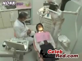 تصل الممرضة اليابانية أناستازيا إلى النشوة الجنسية باستخدام هزاز وردي صغير خاص بالممرض أثناء غسل بوسها ، التدفق.