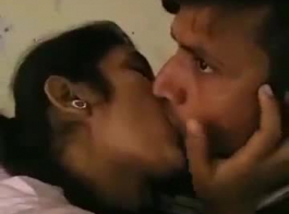 القبلة المثيرة للسوريات بالصورة
