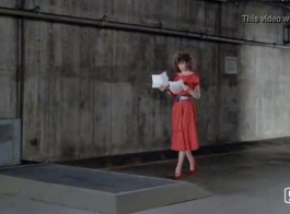 امرأة ذات شعر أحمر مصنوع بفارغ الصبر ديك حبيبها، مع العلم أنه يقوم بعمل فيديو.