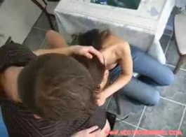 امرأة سمراء الحسية تعطي اللسان لعشاقها الشاب، بينما يقوم بجعل مقطع فيديو لها.